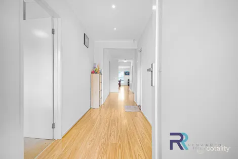 Property photo of 42 Scoria Circuit Craigieburn VIC 3064