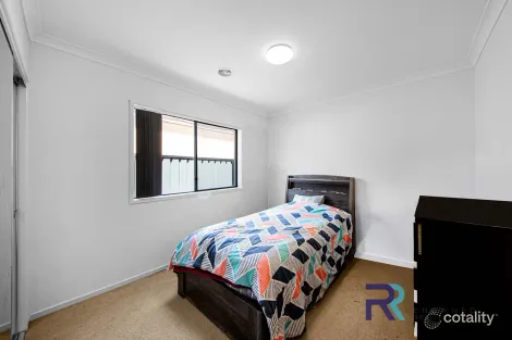 Property photo of 42 Scoria Circuit Craigieburn VIC 3064