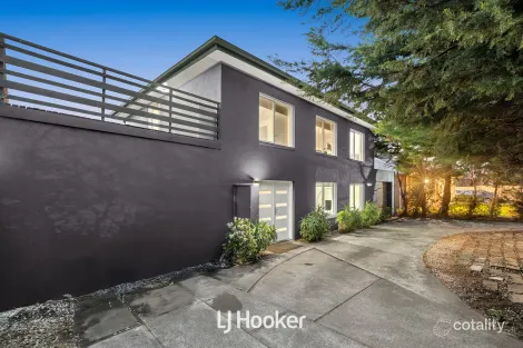 Property photo of 24 James Cook Drive Endeavour Hills VIC 3802