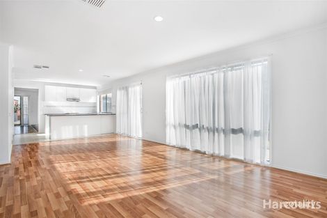 Property photo of 32 Oakgrove Drive Narre Warren South VIC 3805