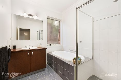 Property photo of 3 Lakewood Place Berwick VIC 3806