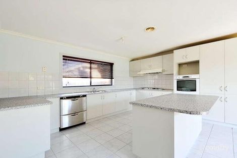 Property photo of 4 Woodside Close Hampton Park VIC 3976