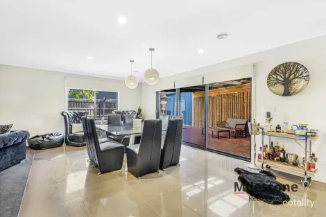 Property photo of 10 Farrer Close Cranbourne VIC 3977