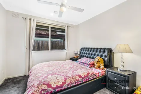 Property photo of 10 Farrer Close Cranbourne VIC 3977