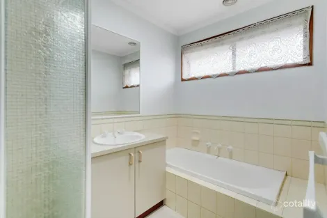 Property photo of 8 Laurel Crescent Carrum Downs VIC 3201