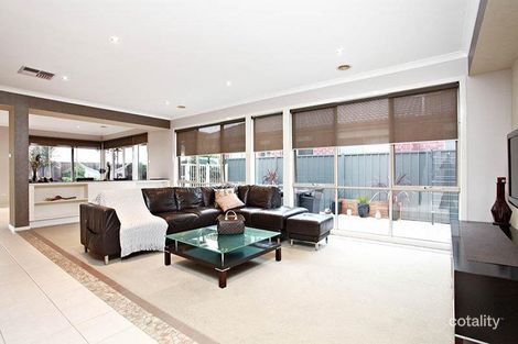 Property photo of 8 Olsen Retreat Caroline Springs VIC 3023