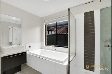 Property photo of 8 Gunyong Crescent Manor Lakes VIC 3024