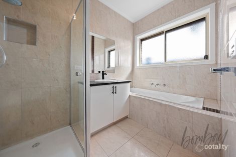 Property photo of 15 Redcliffs Crescent Roxburgh Park VIC 3064