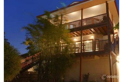 17 Newcastle St, Fairfield, QLD 4103