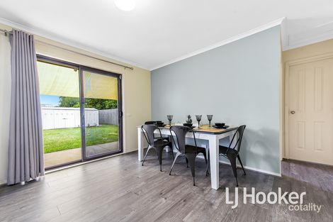 Property photo of 7 Maltravers Crescent Cranbourne North VIC 3977