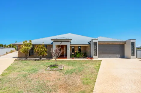 9 FUCHSIA CL, STRATHALBYN, WA 6530