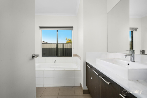 Property photo of 16 Redcliffe Parade Tarneit VIC 3029