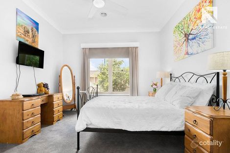 Property photo of 16 Cleland Way Caroline Springs VIC 3023