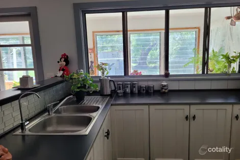 Property photo of 3 Glenlena Avenue Rubyvale QLD 4702