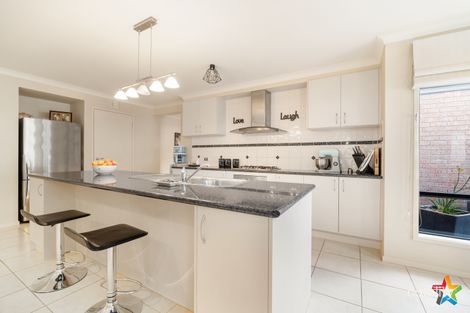 Property photo of 18 Blue Bonnet Way Wodonga VIC 3690