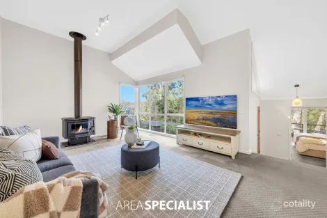 Property photo of 30 Lakeside Drive Emerald VIC 3782