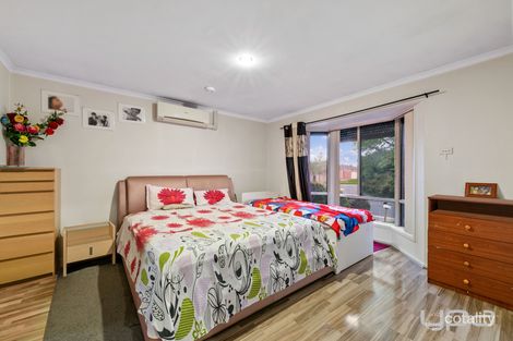 Property photo of 8 Fairweather Drive Burnside VIC 3023