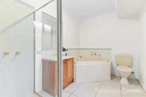 Property photo of 3 Firestone Green Cranbourne VIC 3977