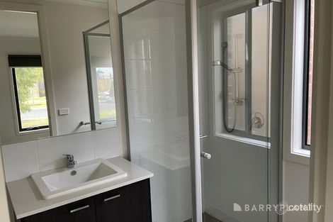 Property photo of 71 Treeve Parkway Werribee VIC 3030