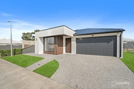 Property photo of 36 Poyner Circuit Mickleham VIC 3064