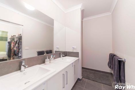 Property photo of 26 Davenport Crescent Cranbourne West VIC 3977