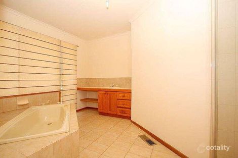 Property photo of 3 White Court Mill Park VIC 3082