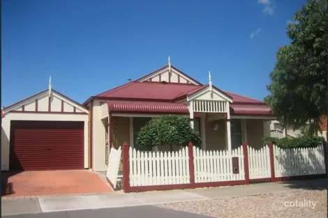 Property photo of 33 Willandra Loop Caroline Springs VIC 3023