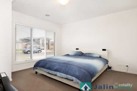 Property photo of 10 Pecora Way Wyndham Vale VIC 3024