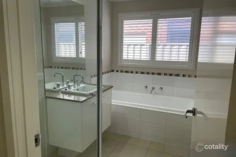 Property photo of 11 Beagle Street Cranbourne East VIC 3977