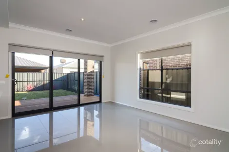Property photo of 14 Gillingham Crescent Clyde North VIC 3978