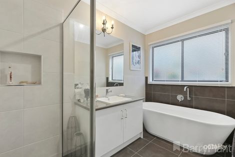 Property photo of 48 Manikato Drive Drouin VIC 3818