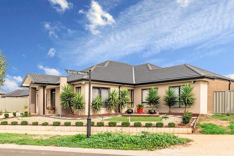 Property photo of 11 McLaren Chase Caroline Springs VIC 3023