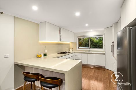 Property photo of 28 Huxley Crescent Endeavour Hills VIC 3802