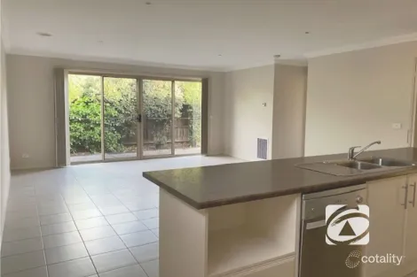 Property photo of 3/8 Jamieson Court Pakenham VIC 3810