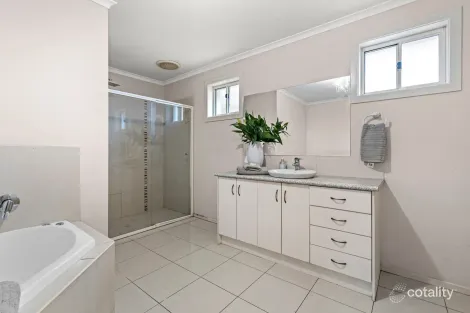 Property photo of 32 Peter Drive Sunshine West VIC 3020