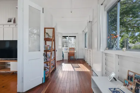 Property photo of 32 Robinson Street Coorparoo QLD 4151