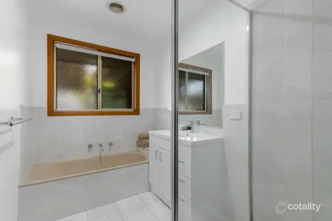 Property photo of 11 Mashie Way West Wodonga VIC 3690