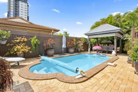 2/7 Gardiners Pl, Southport, QLD 4215