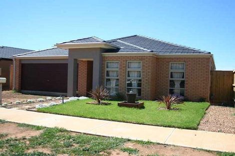8 Citronelle Cct, Brookfield, VIC 3338