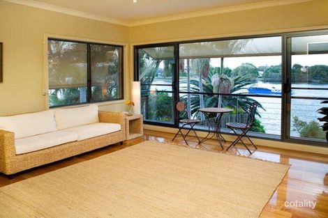 Property photo of 18 Jerdanefield Road St Lucia QLD 4067