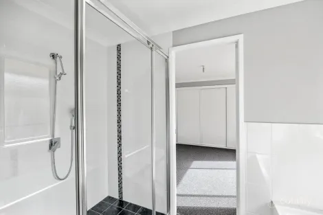 Property photo of 11 Endeavour Close Woodrising NSW 2284