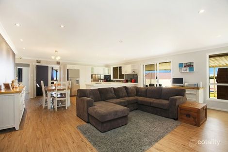 Property photo of 19 Benjamin Circle Rutherford NSW 2320