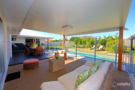 4 Leon Pl, Coral Cove, QLD 4670