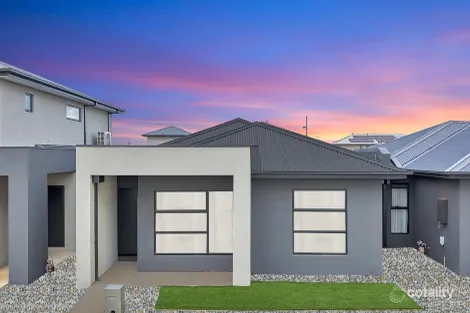 Property photo of 10 Centralpark Walk Strathtulloh VIC 3338