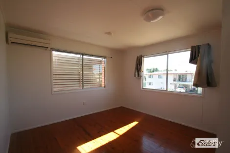 Property photo of 4 Dearden Place Emerald QLD 4720