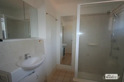 Property photo of 4 Dearden Place Emerald QLD 4720