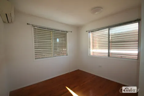 Property photo of 4 Dearden Place Emerald QLD 4720