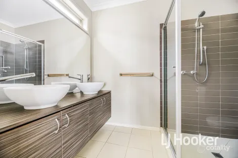 Property photo of 14 Camdolle Close Pakenham VIC 3810