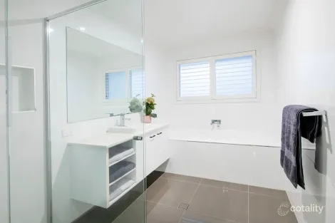 Property photo of 31 Keelson Crescent Hope Island QLD 4212