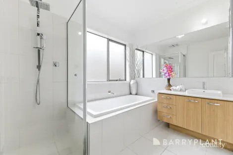 Property photo of 13 Jianni Way Berwick VIC 3806